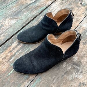 Kenneth Cole Reaction Black Suede Ankle Booties Back Zip Low Heel Size 6.5